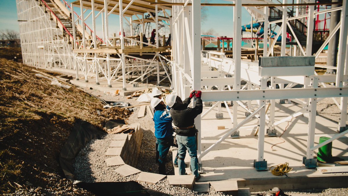 KentuckyKingdom's tweet image. The Kentucky Flyer was looking good this morning for the @courierjournal 👌