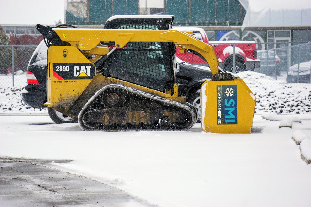 EvercorInc's tweet photo. Sometimes pushing the snow isn't an option... that's where our @SnoPusher Pullback comes in. It pulls snow away from tight spaces like parking lots! Let us clear away your lot so you can #WorkUninterrupted. https://t.co/fGURlKfeX6 #TeamEvercor https://t.co/cwJGRgFtRQ