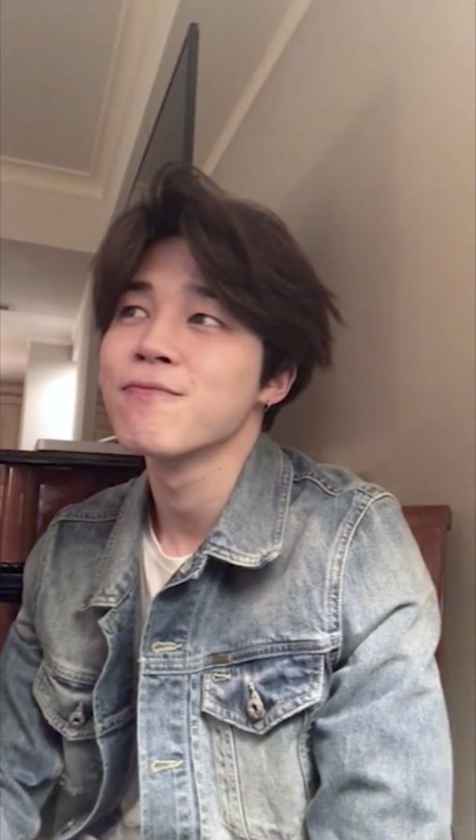mighty_jimin's tweet photo. 거진 일년 전 로그를 이제서야 푸는건 반칙인그야… 이 일이 아니면 안된다는 마음을 가지고 늘 최선을 다하는 지민이가 너무너무 대단하고 멋있고 자랑스러워 아 나는 지미니가 너무너무 좋아 우리 지민이 좀더 많은 순간순간들이 기분좋고 행복했으면 조케따 나는 지미니때무네 살아 https://t.co/XBvNV6W3D2