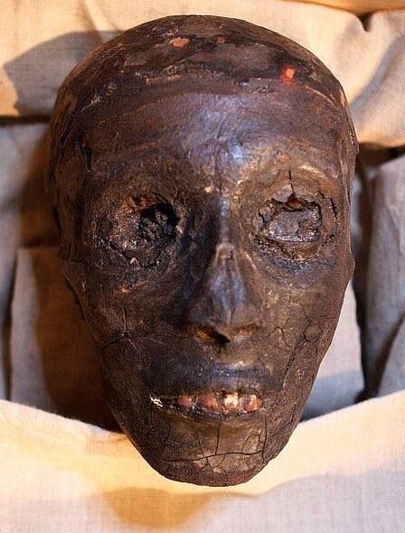 wannartcom's tweet photo. M.Ö. 1323 yılında hayatını kaybeden Mısır firavunu Tutankhamun’un, mumyalanmış vücudunun 9 yıllık restorasyon sonrasında ortaya çıkan ilk görüntüleri. https://t.co/jGYWd9Jw62