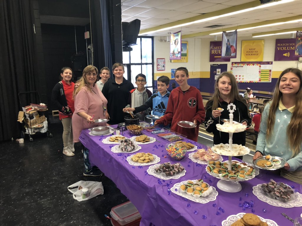 murdza_michelle's tweet photo. @EESAdmin @EdwardLFinchEd1 @ScienceNana17 Fifth graders rewarded for improving science scores with dessert bar!!! Way to go ! https://t.co/EeBn1GsU2r