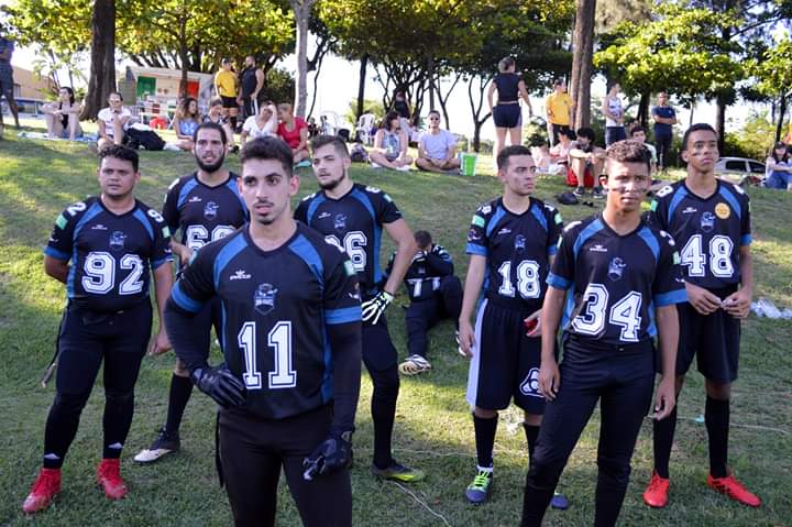 Nosso time masculino jogou contra a equipe <a href="/GoldenLionsbh/">Golden Lions Esportes</a> neste fim de semana em Belo Horizonte. Em um jogo equilibrado nossa equipe conseguiu vencer por 14x12 e segue com uma bela sequência de 6 vitórias consecutivas. 

Fotos: <a href="/tdmineiro/">Touchdown Mineiro</a> 
#FutebolAmericano  #FlagFootball
