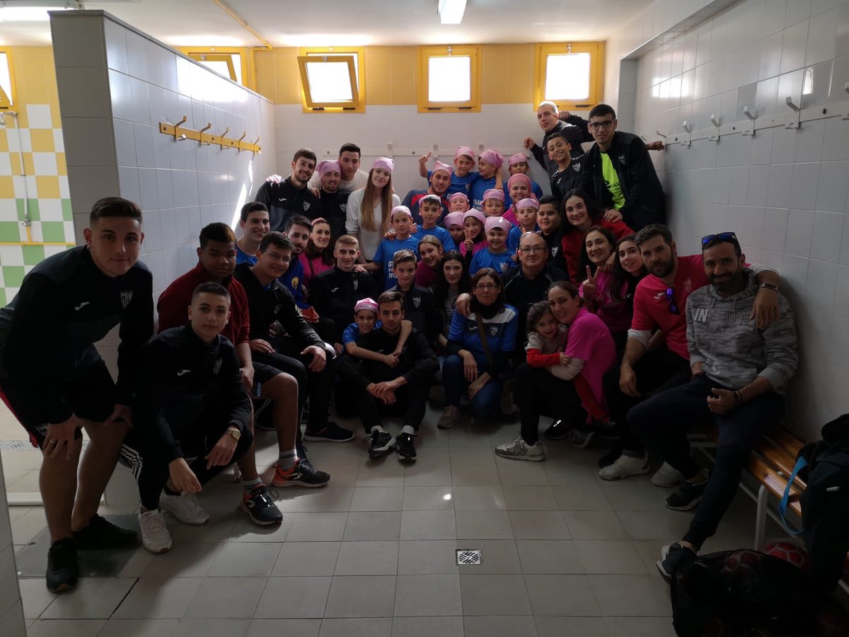 radioestadioalm's tweet photo. Los chavales han logrado quedar líderes de su categoría y competirán en Andalucía, pero el mayor aprendizaje lo mostraron con este pequeño gesto, que arrancó una sonrisa a su delegada y desató los aplausos de los asistentes al pabellón. https://t.co/ByILfRYnoJ