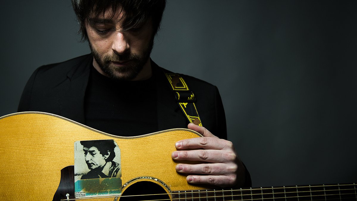 BillboardItalia's tweet photo. L'abbraccio acustico di The Leading Guy: in #Anteprima il video di "Oh Brother" -> leggi su https://t.co/TD5HXcEtmB #NuovoSingolo #NuovoVideo #OhBrother #SimoneZampieri #TheLeadingGuy https://t.co/OX7npnnRC9