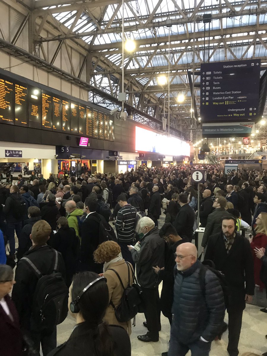 Dev_la's tweet photo. Another night, same chaos at Waterloo. #swrfail @SW_Railway https://t.co/kqlshW1Hce