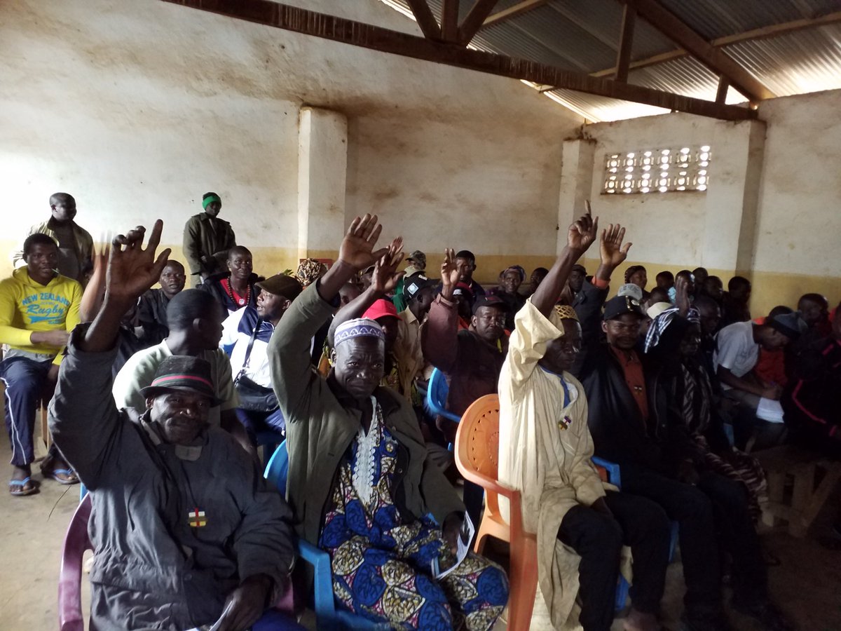uepnddrrcaf's tweet photo. #UEPNDDRRenAction! #Cantonnier, village frontalier au #Cameroun, a accueilli cette matinée du 25 fev, et sous la pluie, l'équipe de sensibilisation sur le #DDRR.Merci au 1er Chef Canton #RaphaelSopa.@UN_CAR @GouvCF @RCA_Renaissance @WorldBank @CEEAC_ECCAS https://t.co/NyHspbHRYA