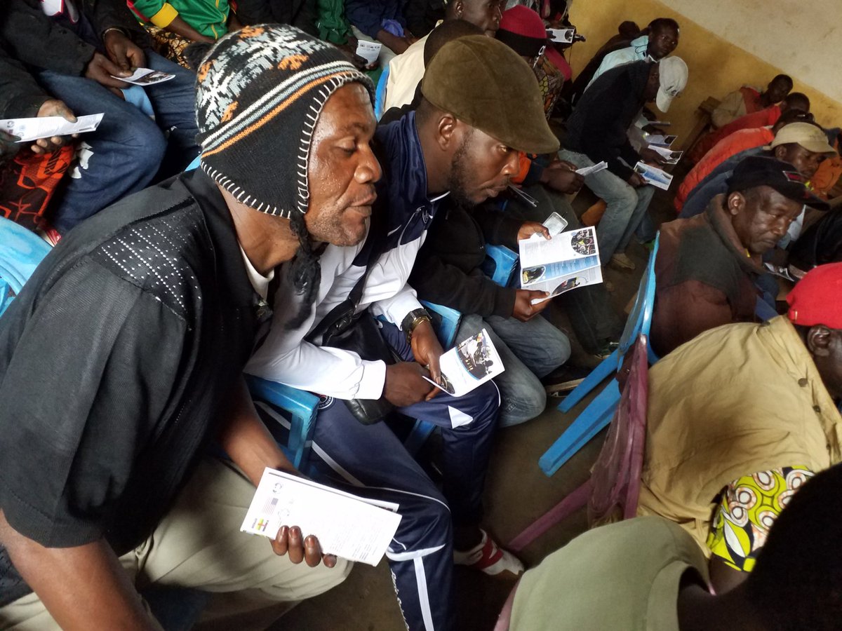 uepnddrrcaf's tweet photo. #UEPNDDRRenAction! #Cantonnier, village frontalier au #Cameroun, a accueilli cette matinée du 25 fev, et sous la pluie, l'équipe de sensibilisation sur le #DDRR.Merci au 1er Chef Canton #RaphaelSopa.@UN_CAR @GouvCF @RCA_Renaissance @WorldBank @CEEAC_ECCAS https://t.co/NyHspbHRYA