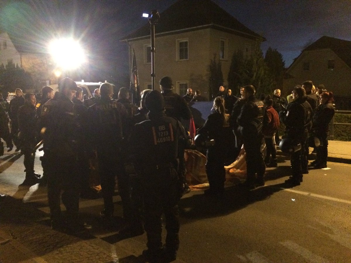 SchwarzePalmen's tweet photo. 1840 Aus der Blockade wird nach Presse gerufen. Polizei hat offenbar wirklich vor den Nazis in #Templin die Straße freizuprügeln
#b2502 #te2502 #tp2502 https://t.co/jyT9bWDXd9