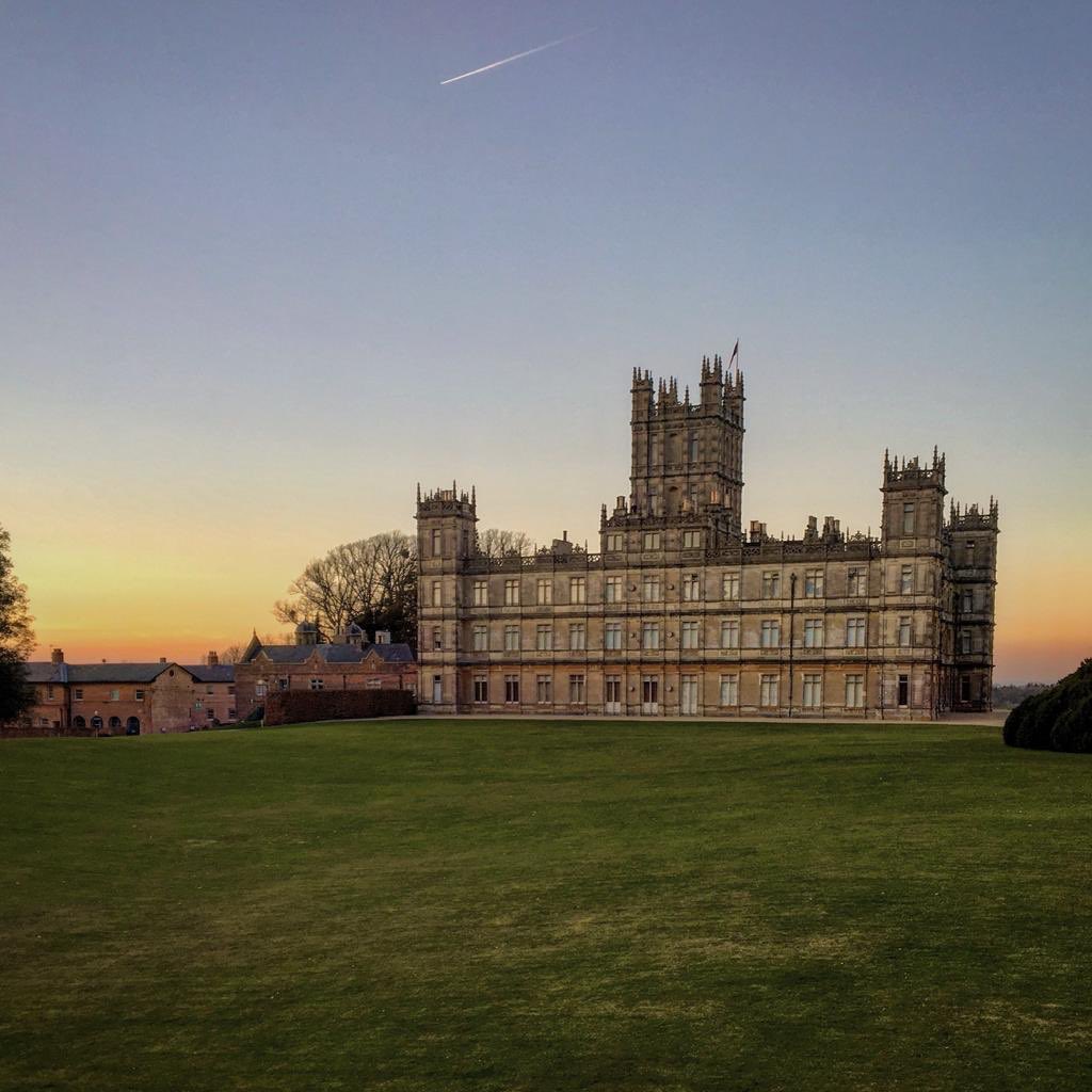 HighclereCastle's tweet photo. Sunset on a ‘barmy’ February Monday. 🌝 https://t.co/NVFJCNPzLp