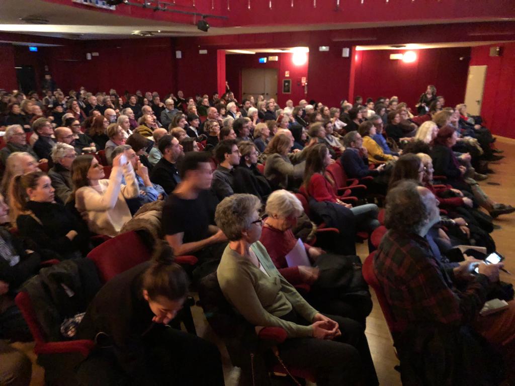 feltrinellied's tweet photo. Pubblico delle grandi occasioni per #LucaRonconiProvediAutobiografia #GiovanniAgosti #RobertaCarlotto #SergioEscobar #MariaGraziaGregori #MargheritaPalli @Piccolo_Teatro https://t.co/6PzAWF8T9y