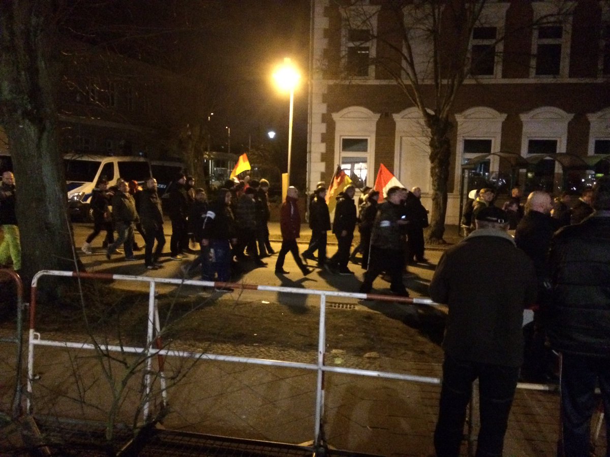 SchwarzePalmen's tweet photo. Die #Polizei räumt die Straße und die Faschisten laufen jetzt durch #Templin.
#b2502 #te2502 #tp2502 https://t.co/eJ9gaJteG6