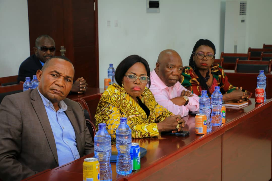 ruddy yemowe (@ruddyemowe) on Twitter photo Sankuru : les leaders de la province vivant à Kinshasa ont échangé ce lundi avec le Ministre de l'intérieur et de la sécurité.
<a href="/AmbHenriMova/">Henri Mova Sakanyi</a> qui venait de passer 72 heures à Lusambo au Sankuru tenait à échanger avec les leaders de cette province Sankuru : les leaders de la province vivant à Kinshasa ont échangé ce lundi avec le Ministre de l'intérieur et de la sécurité.
<a href="/AmbHenriMova/">Henri Mova Sakanyi</a> qui venait de passer 72 heures à Lusambo au Sankuru tenait à échanger avec les leaders de cette province