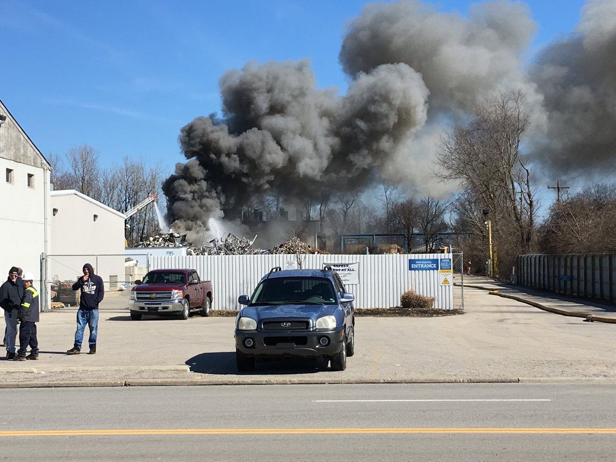 local12jeff's tweet photo. Heavy smoke from fire on Kellogg Ave near Lunken Airport.  Fire appears to be in pile of recycling materials. ⁦@Local12⁩ https://t.co/IZUSuElUaD