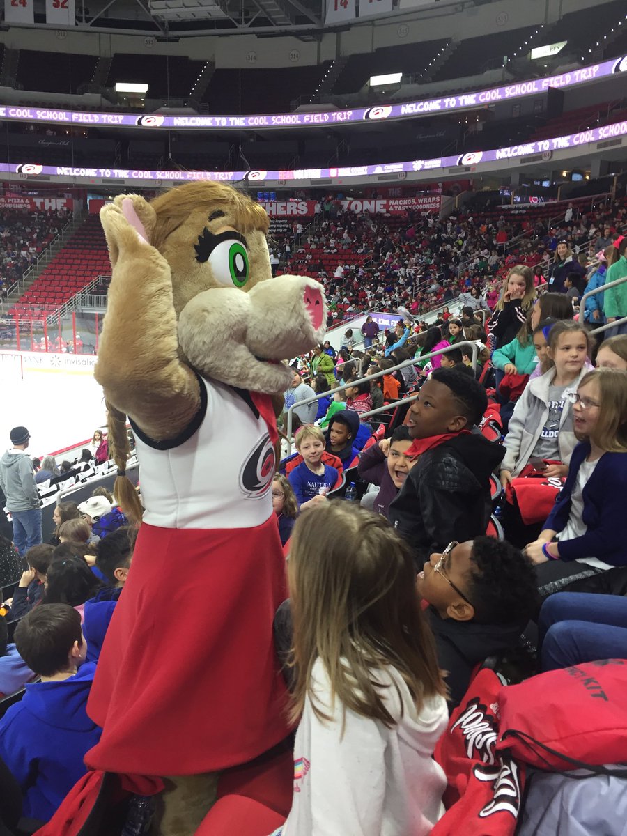 BriarcliffEs3's tweet photo. Made a new friend! ⁦@NHLCanes⁩ @wcpss ⁦@BriarcliffES⁩ ⁦@BriarcliffEs3⁩ https://t.co/lTbBYN4GlL