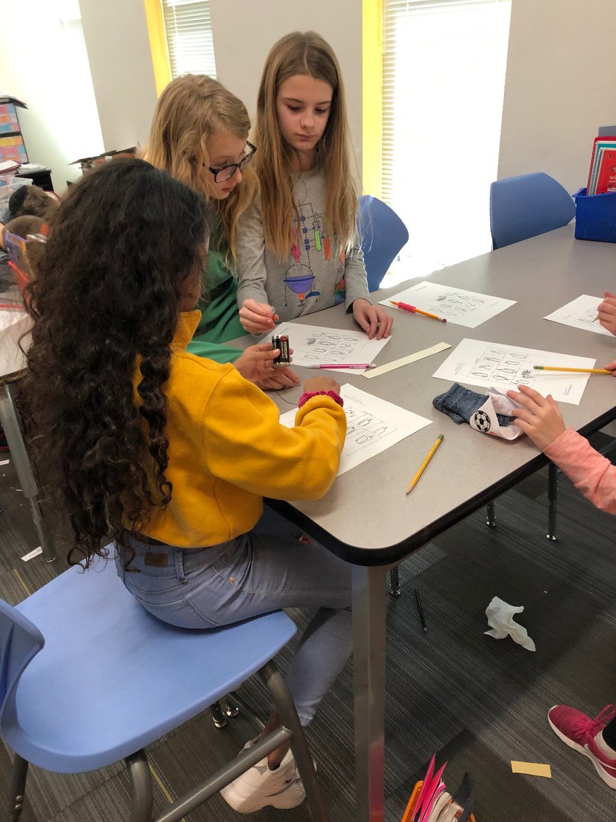 MrsLeftwichSMSD's tweet photo. Will it light? Students are experimenting with how to create a simple circuit. @trailwoodsmsd https://t.co/Pb79S1Zkw7