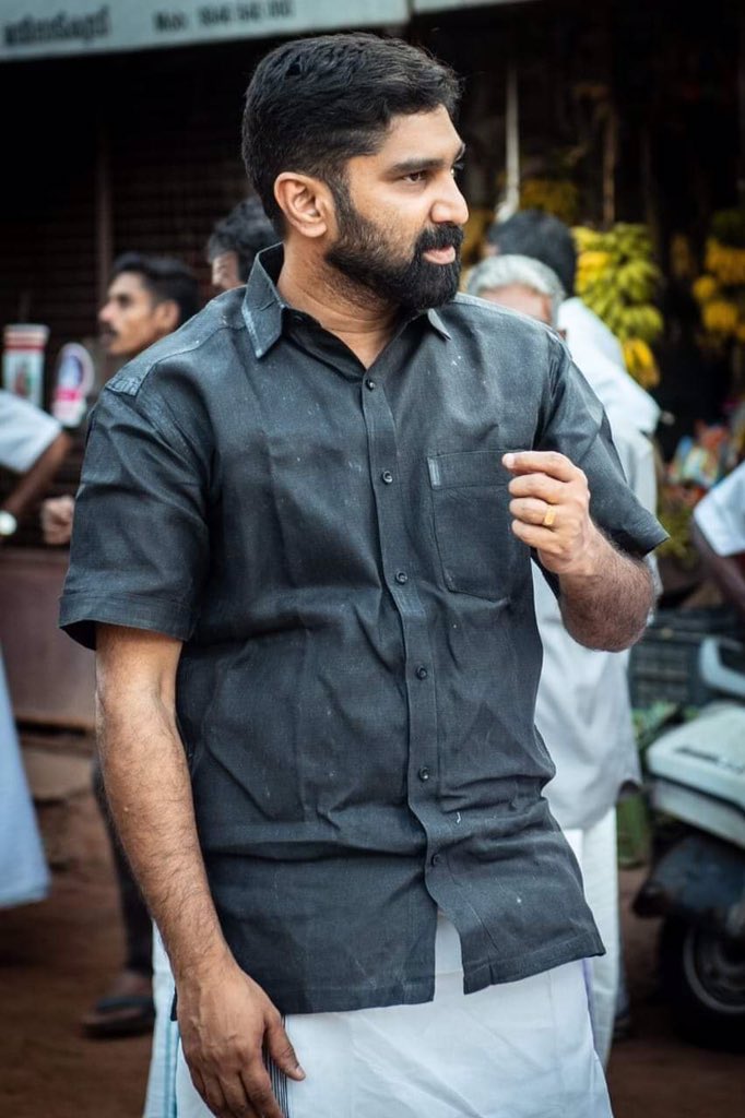 athiramadai's tweet image. നിങ്ങൾ എത്രതന്നെ ശ്രമിച്ചാലും പെരിയയിൽ കൊല്ലപ്പെട്ട ഞങ്ങളുടെ സഹോദരങ്ങൾക്ക്‌ നീതികിട്ടുന്നതു വരെ പോരാടും. വി ടി യുടെ വാക്കുകളെ ഭയക്കുന്നത്‌ കൊണ്ടാണ്‌ അദ്ദേഹത്തെ വളഞ്ഞിട്ട്‌ ആക്രമിക്കുന്നത്‌. #SupportVT #KripeshSarath #Kasargod #CPMTerror