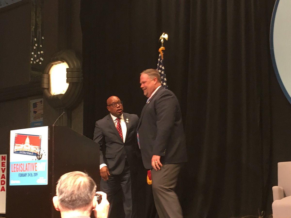 FMC’s Arnold Ramsey giving the 2019 NPMA Pest Vets Award to Dave Ramsey.