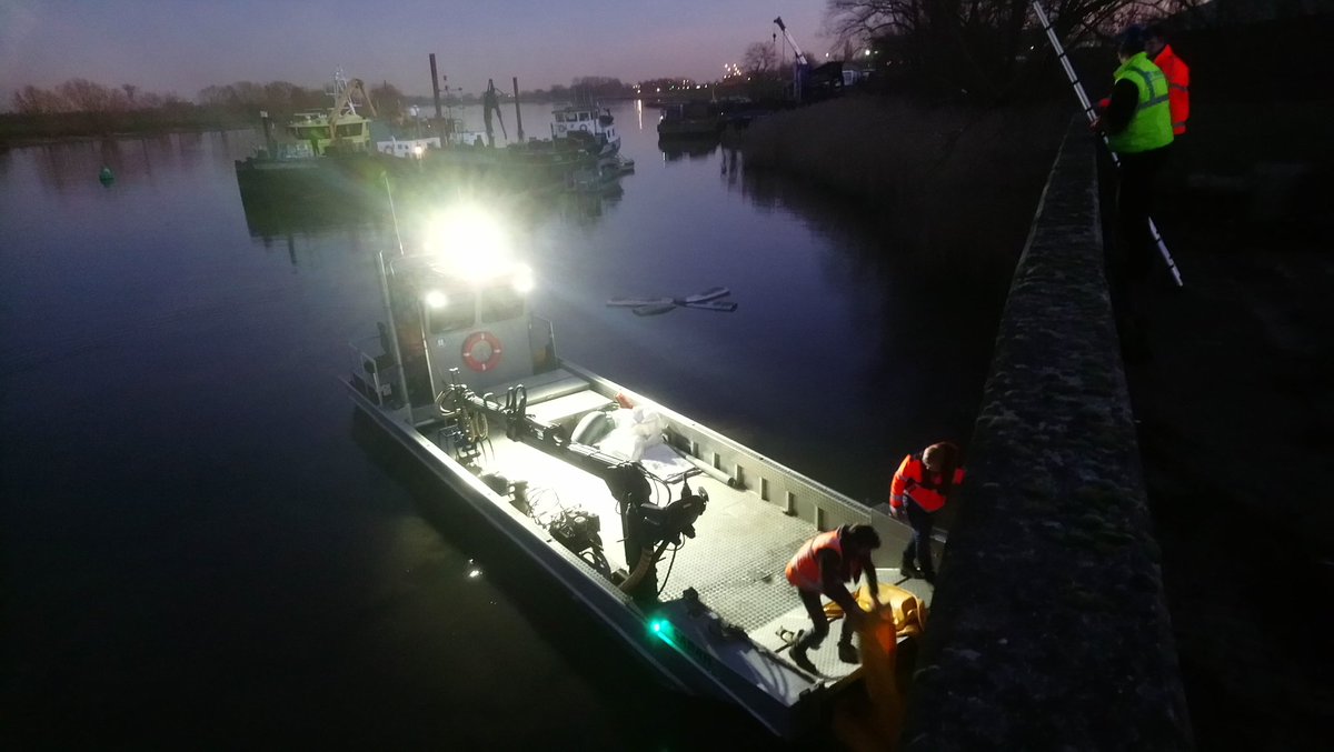 VLW_Rolph's tweet photo. Aannemer ingezet met kerend scherm bij overstort. Vacuümwagen is ook tp voor afzuigen rioolput met bluswater. @Rijkswaterstaat https://t.co/OboVzLU3Y7