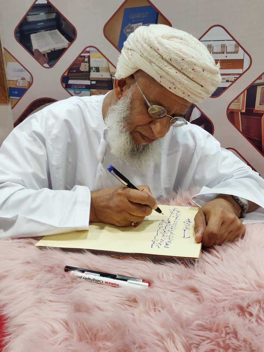 مشاهد من أمسية اليوم في منصة ذاكرة عمان، وقد شهدت لقاء مع الناسخ الشيخ محمد بن حسن الرمضاني حول مسيرته في نسخ المخطوطات، والتي كان أبرزها مؤلفات العلامة سالم بن حمود السيابي ومؤلفات المؤرخ سيف بن حمود البطاشي.
#معرض_مسقط_الدولي_للكتاب