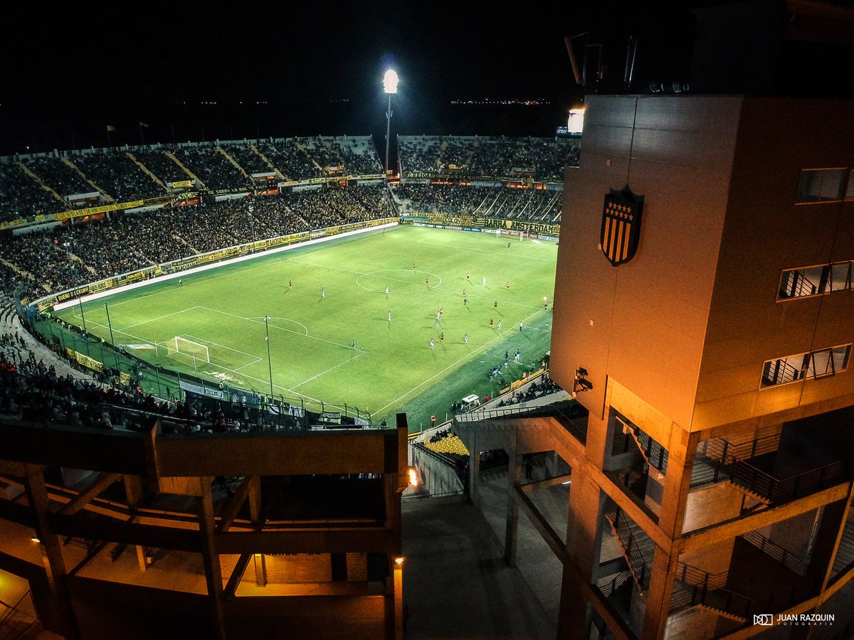 _MundoCarbonero's tweet photo. "Que hermoso ser hincha de Peñarol "⚫💛💪 https://t.co/bBua1C2i0O