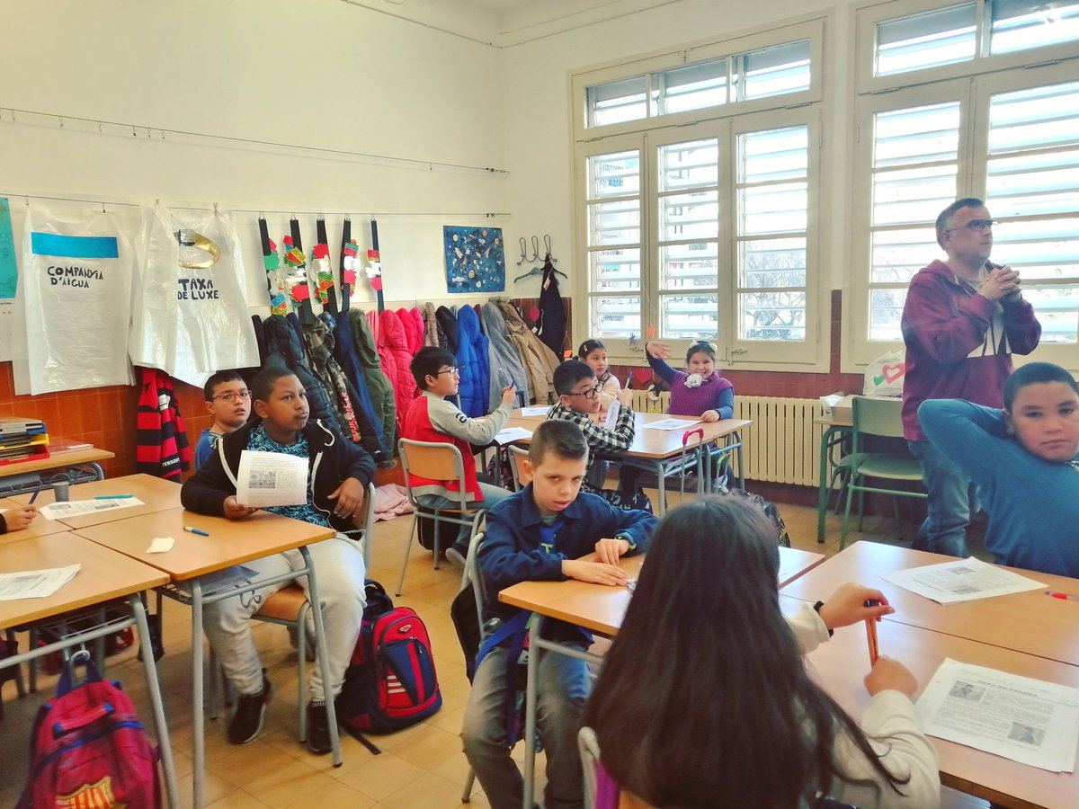 emilijuncadella's tweet image. Avui, l&apos;Artur, l&apos;assessor LIC de l&apos;escola, ha vingut a 5è i a 6è a fer un taller de lectura.
Hem llegit el conte &quot;Sopa de pedres&quot; i hi hem buscat sentiments positius i negatius, per després posar-ho en comú amb la resta de companys/es. 
#comprensiólectora
#estratègiesdelectura