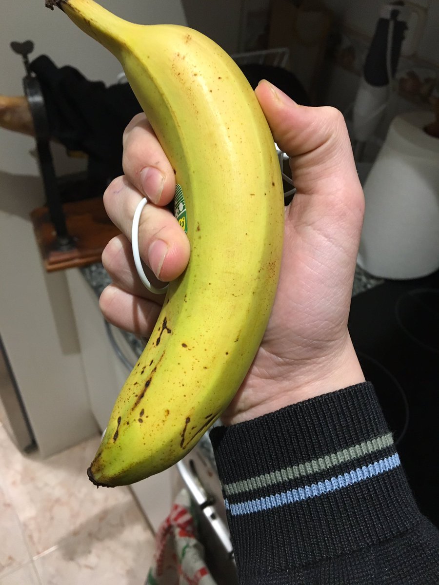 fergnogue's tweet photo. Hoy para maerendar he tomado un plátano para tomar las raciones necesarias de fruta al día y tener una alimentación adecuada #ConceceponistasHaViSa19 @princesaconcep https://t.co/FdeHcpJkLU