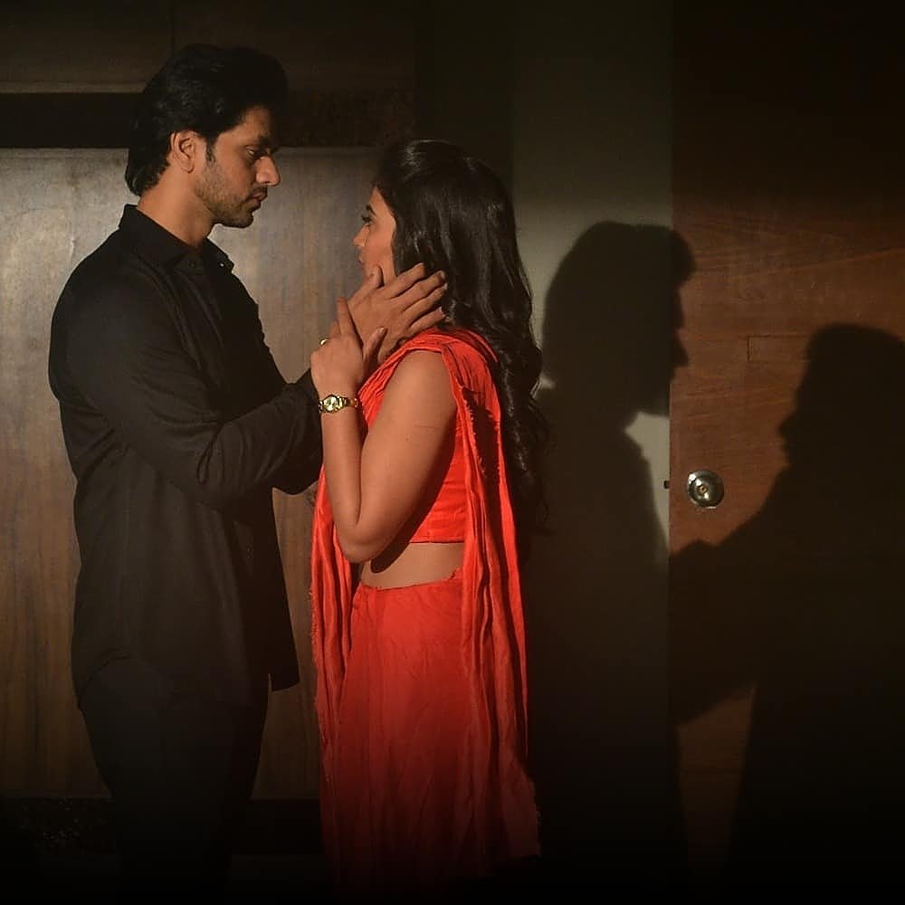 AnuLee3's tweet photo. #SilsilaBadallteRishtonKa @justvoot @Aditidevsharma @shaktiarora I just can't understand the reason why i love MauNal nor do i understand why i wish for a Kuch Kuch Hota Hai ending! #MauNal😍  The love that perished from so much complex imperfections! These 2 r irreplaceable💔💟 https://t.co/MHKMzKGidV