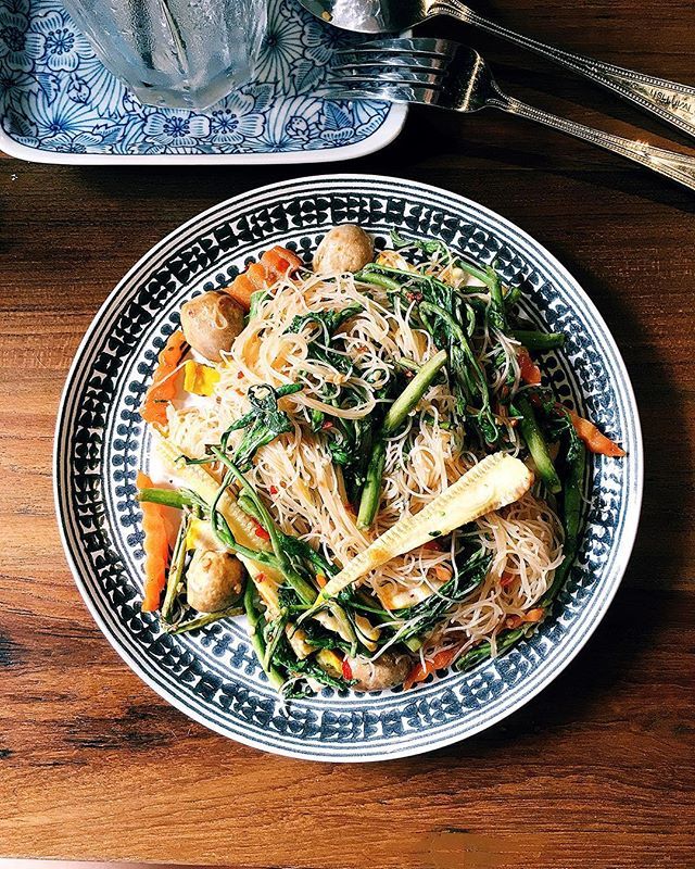 HealthEasier's tweet photo. Less is more 🇹🇭 .
.
.
.
.
.
#food #instafood #thaifood #padthai #foodlover #asianfood #trip #asia #eatclean #eathealthy #veggie #vegetarien #veggies #bangkok #regram #photooftheday #instatravel https://t.co/Sv0DaXuFny https://t.co/aQ6gvMy5Ix