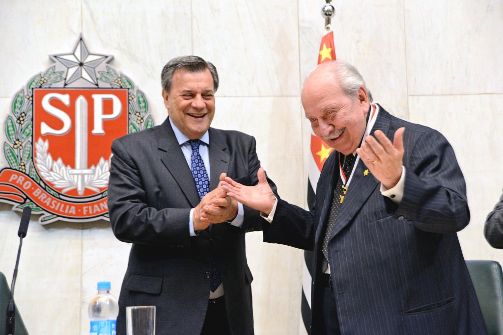 DepMassafera's tweet photo. Massafera entrega Colar de Honra ao Mérito Legislativo a Almino Affonso https://t.co/KRSHVXxSBJ https://t.co/j2TJQqWFQe