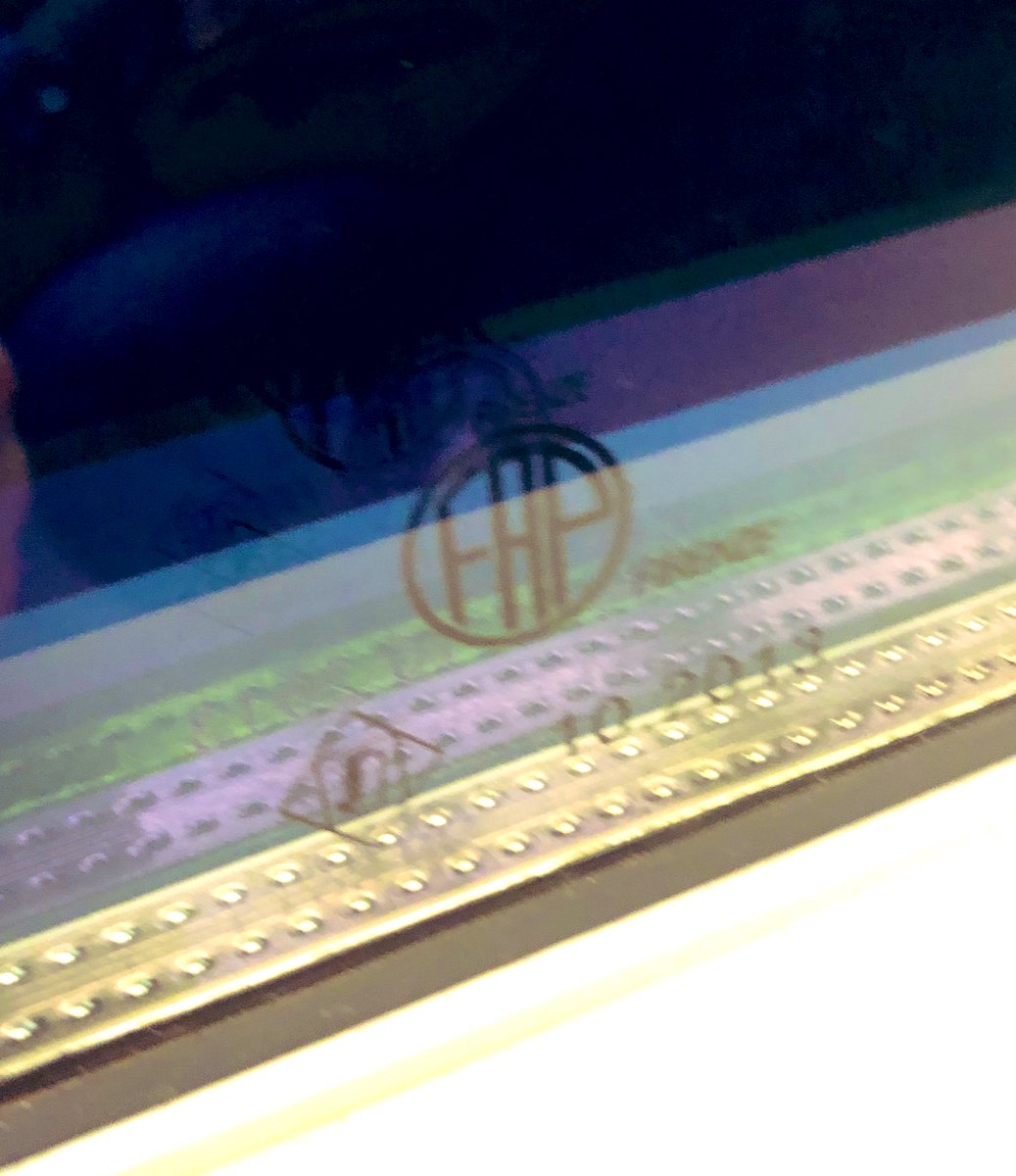 SilviaRigon_'s tweet photo. A lezione di #laboratorio oggi abbiamo parlato di marchi. Tornando a casa in treno ho visto questo sul finestrino e non ho potuto resistere dal fargli una foto (sfocata).
Lo @IUS_VE mi sta facendo il lavaggio del cervello aiuto | #Iusve #1STC https://t.co/eKndqT75aT