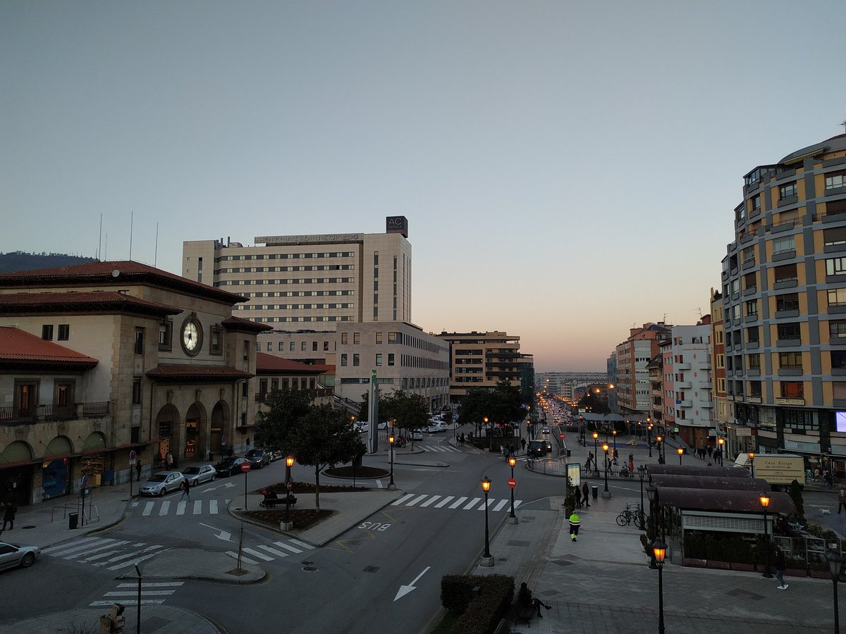 OviMeteo's tweet photo. Se pone el sol en un día en el que las altas temperaturas (máxima de 22.3°C en AEMET El Cristo) y la contaminación han sido las protagonistas. Mañana vuelven a subir las máximas.🌡️☀️ https://t.co/l2k2rE9AeW