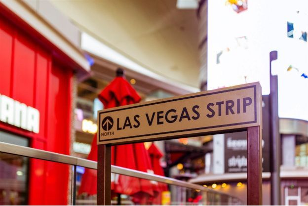 slotsusa's tweet photo. We’ve all heard of the #gambling culture in Las Vegas, but what other US cities are known for their thriving #casinos and gambling establishments? https://t.co/UXSmp5QKb9 https://t.co/rKYdorMLKA