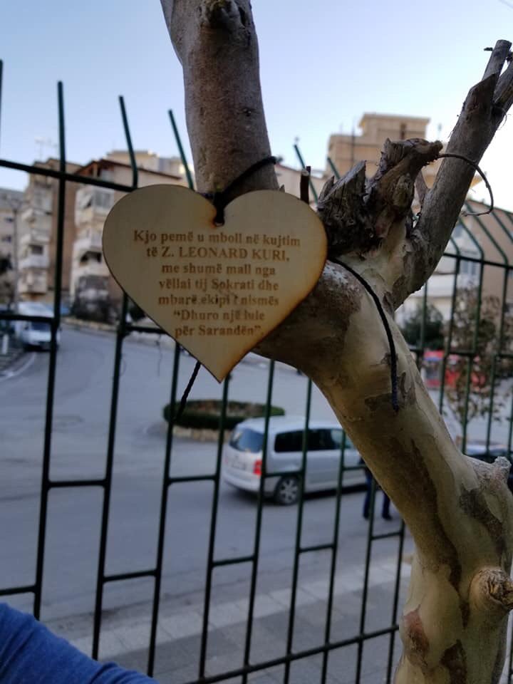 BlendiKlosi's tweet photo. Saranda po krijon oksigjenin e saj 🌳! Dhjetëra qytetarë, aktivistë të nismës “Dhuro një lule për Sarandën”, punonjës të bashkisë dhe aktivistë të EcoVolis mbjellin pemë për të gjelbëruar qytetin bregdetar
#krijoO2tend
#mbill5peme
#cleanandgreen2020
#smilealbania 🙂🇦🇱 https://t.co/6i4Zw2M10R