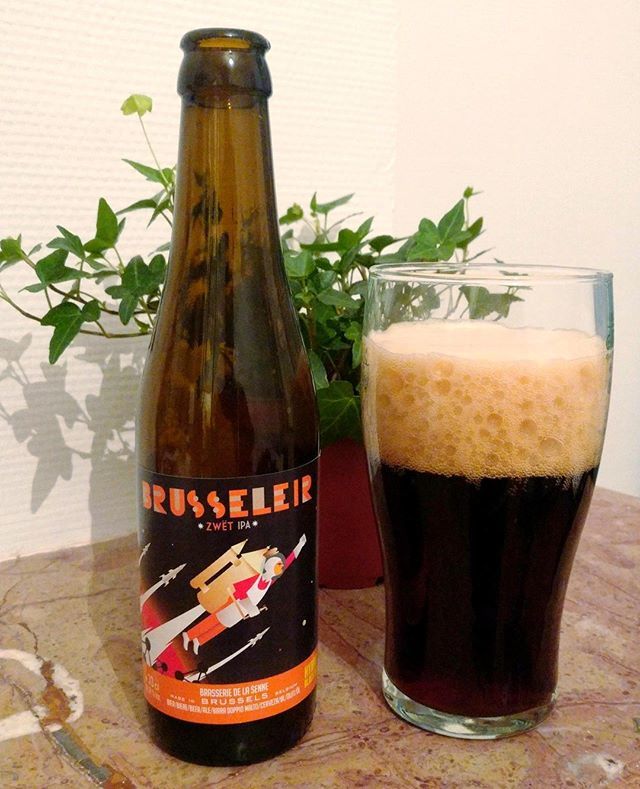 biere_maison's tweet photo. Une IPA belge bien foncé et bien malté, avec un petit goût de chocolat en bouche 😛 Parfait pour démarrer la semaine en force 💪⁣
⁣
La Brusseleir Zwët IPA de la Brasserie de la Senne à Bruxelles. ⁣
⁣
#belgique #belgium #craftbeer #exportbeer #expor… https://t.co/1Sr2437M3A https://t.co/hmuLdHgr73