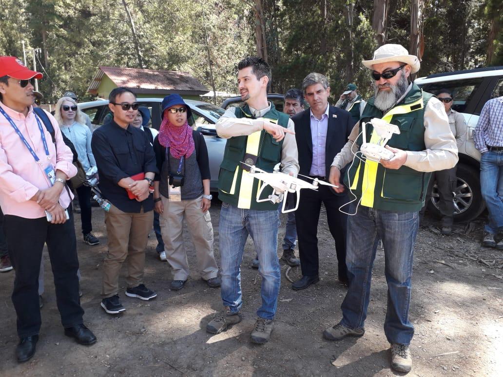 APECChile2019's tweet photo. Se hizo una demostración con drones para terminar la jornada en terreno donde expertos internacionales en tala ilegal y comercio asociado estuvieron en la Reserva Nacional Lago Peñuelas, en el marco de nuestro #StgoSOM1 #SOM1
#APECCHILE2019
#EGILAT https://t.co/IccoS8TQ5p