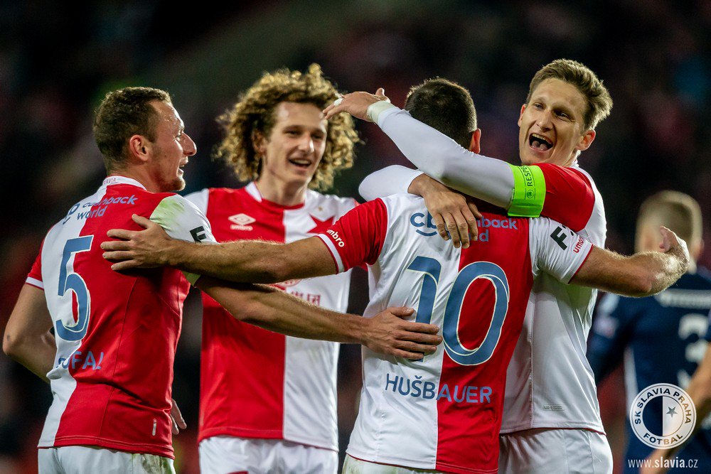 El Slavia celebra uno de sus goles de este lunes.