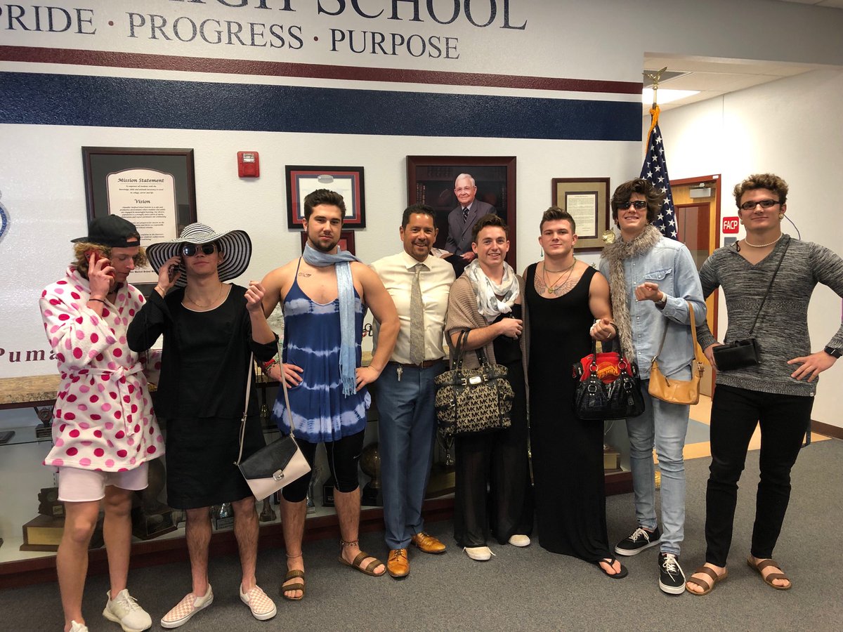 Spirit Day at PHS day-Dress like your Mom! ⁦<a href="/DanSerrano2/">Dan Serrano</a>⁩ ⁦<a href="/perry_pumas/">Perry High Athletics</a>⁩ ⁦<a href="/perrystugo/">Perry StuGo</a>⁩