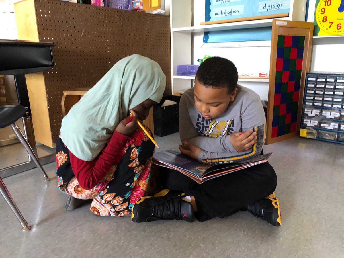 FossaluzzaAmy's tweet photo. Students doing research on Muhammad Ali during independent work time at ⁦@JFKennedyElem⁩ #jcpsworkshop https://t.co/pM7iljy2uT