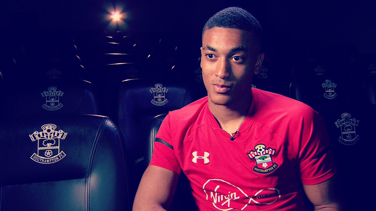 kinoflo's tweet photo. .@lukeb1978 "Second player interview of the day @SouthamptonFC @yan_valery speaking to @paulbelvers for @premierleague "#saintsfc #sfc #PremierLeague #cameraman #lighting #interview #tv #broadcast #sonypmw500 #kinoflo #divalight #kinoflodivaliteled https://t.co/FXBYPjwQR9