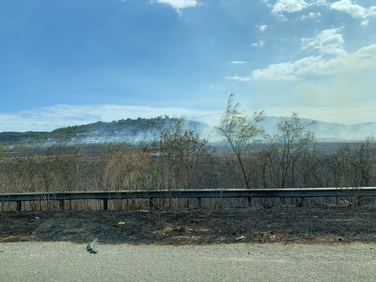 williamcora1's tweet photo. @DeborahWAPA incendio forestal en el pueblo de Guanica. https://t.co/JZWvxVJQK3