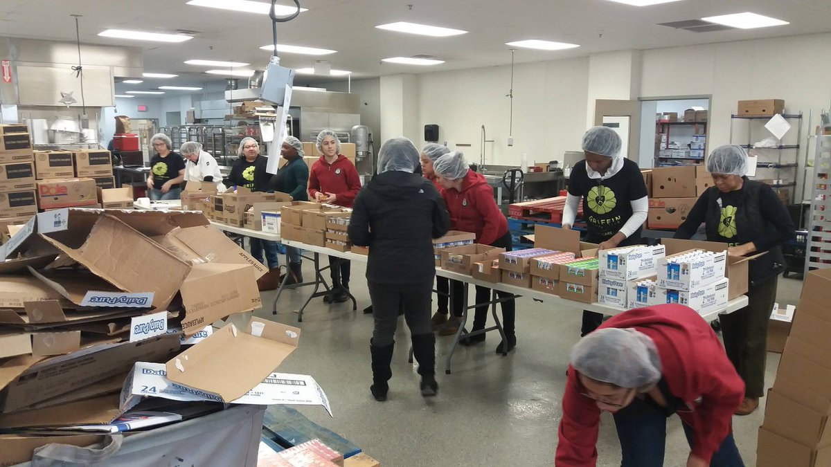 CherryHealthMI's tweet image. Our @miamericorps members had a blast serving at @_MealsOnWheels Western Michigan, all thanks to @grhomesforsale! @AmeriCorps members packed 850 emergency meal kits. Emergency meals are necessary when events like the polar vortex hit our state.  #ServiceWorks #MIAC #GetThingsDone
