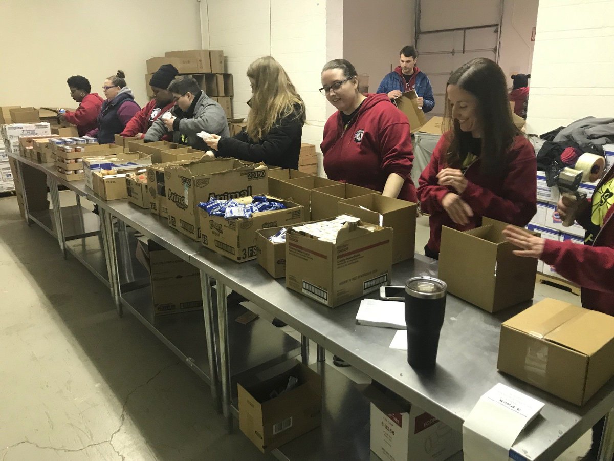 CherryHealthMI's tweet image. Our @miamericorps members had a blast serving at @_MealsOnWheels Western Michigan, all thanks to @grhomesforsale! @AmeriCorps members packed 850 emergency meal kits. Emergency meals are necessary when events like the polar vortex hit our state.  #ServiceWorks #MIAC #GetThingsDone