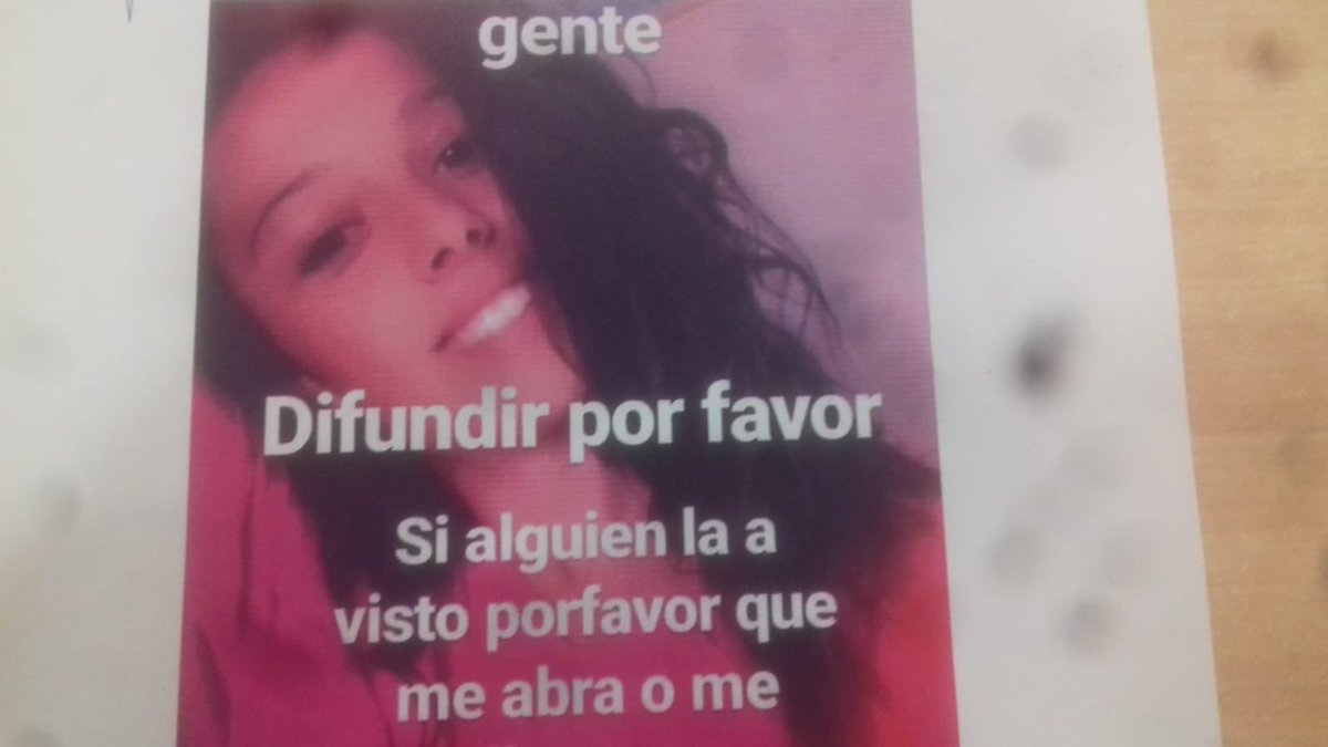 danicamposvives's tweet photo. Cabell rissat , dessuadora vermella, pantalons taxans, motxilla grisa amb dibuixos grocs. Es diu Laia Suñen https://t.co/V3TFjA36rH