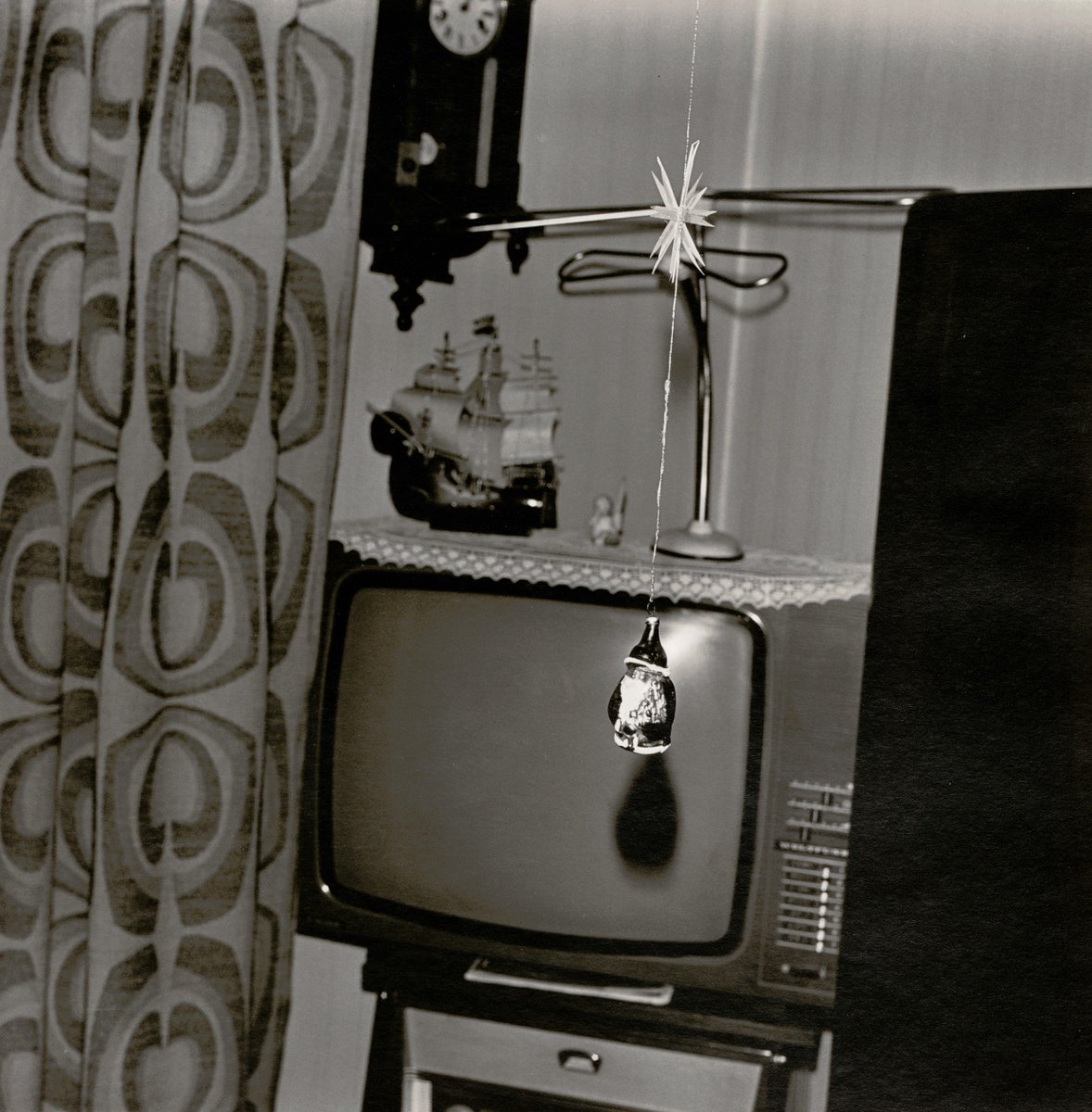 AlbertinaMuseum's tweet photo. Have a nice evening! Hope your TV works 😉😜
This fantastic photo is on view at #AlbertinaWillmann: #ManfredWillmann | Volkmarweg 36 | Part 1 from the series BLACK AND GOLD | 1979–1981 | The Albertina Museum, Vienna | © Manfred Willmann
👉 https://t.co/tg9Db9dkVL https://t.co/Z9fwjstfb5