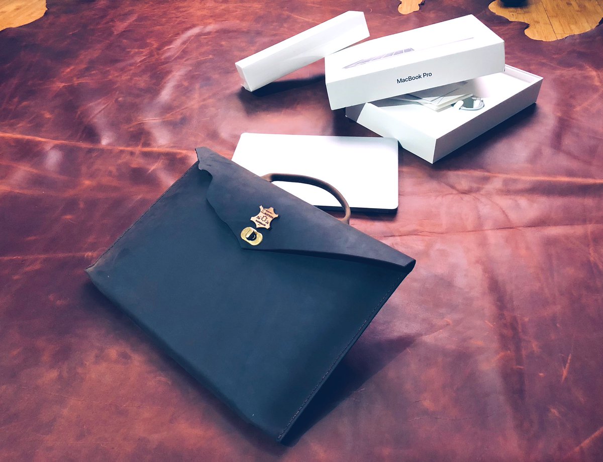 leatheretal's tweet photo. #macbookpro #sleeve #thefutureishandmade #leatheretal
Like and Follow and on iG too👇🏾😉
https://t.co/m8Hx5EkEMF https://t.co/bNXE2DQW8S