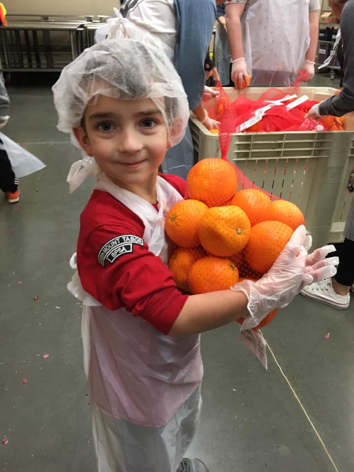 o_s_guides's tweet photo. A hearty "well done" to Otter, Timberwolf, and Rover scouts from @636thMtTabor in Portland, OR. The scouts had a great time at the @oregonfoodbank , packaging up over 25,000 lbs of food! #service with a smile. #scoutingforall #equity #scouting #traditionalscouting https://t.co/eKOGKBZoXm