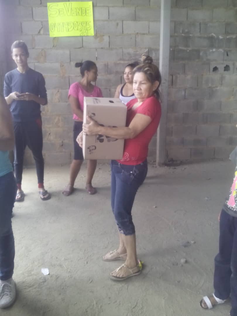 clap_clg23's tweet image. Entrega de cajas #CLAP en nuestra comunidad Colina de Loma Grande en la Yaguara.@NicolasMaduro Llevando al pueblo alimentos de calidad a precios solidarios.@Oficial_C_Clap @FreddyBernal