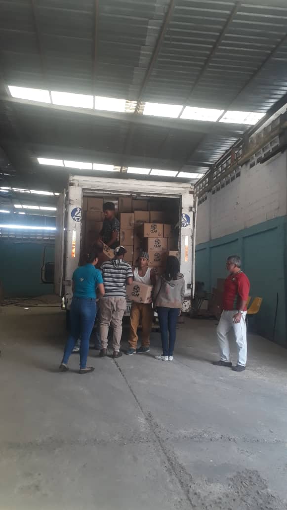 clap_clg23's tweet image. Entrega de cajas #CLAP en nuestra comunidad Colina de Loma Grande en la Yaguara.@NicolasMaduro Llevando al pueblo alimentos de calidad a precios solidarios.@Oficial_C_Clap @FreddyBernal