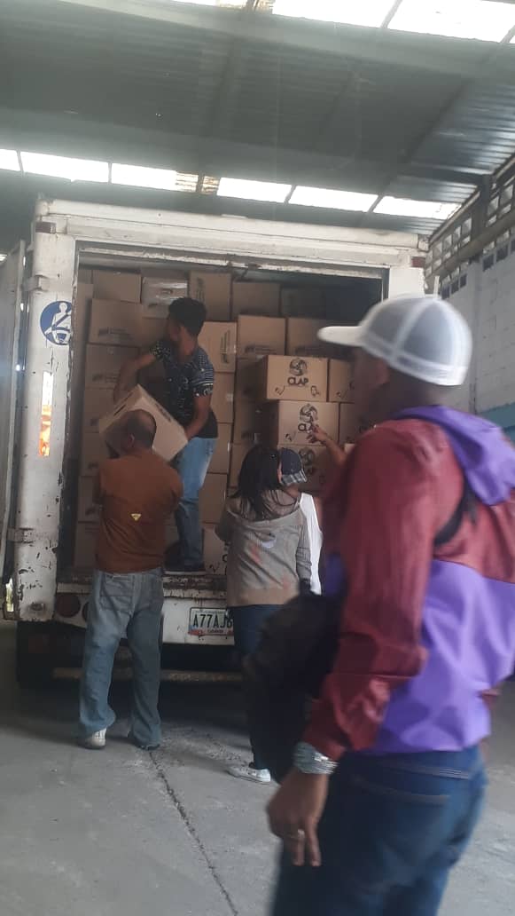 clap_clg23's tweet image. Entrega de cajas #CLAP en nuestra comunidad Colina de Loma Grande en la Yaguara.@NicolasMaduro Llevando al pueblo alimentos de calidad a precios solidarios.@Oficial_C_Clap @FreddyBernal