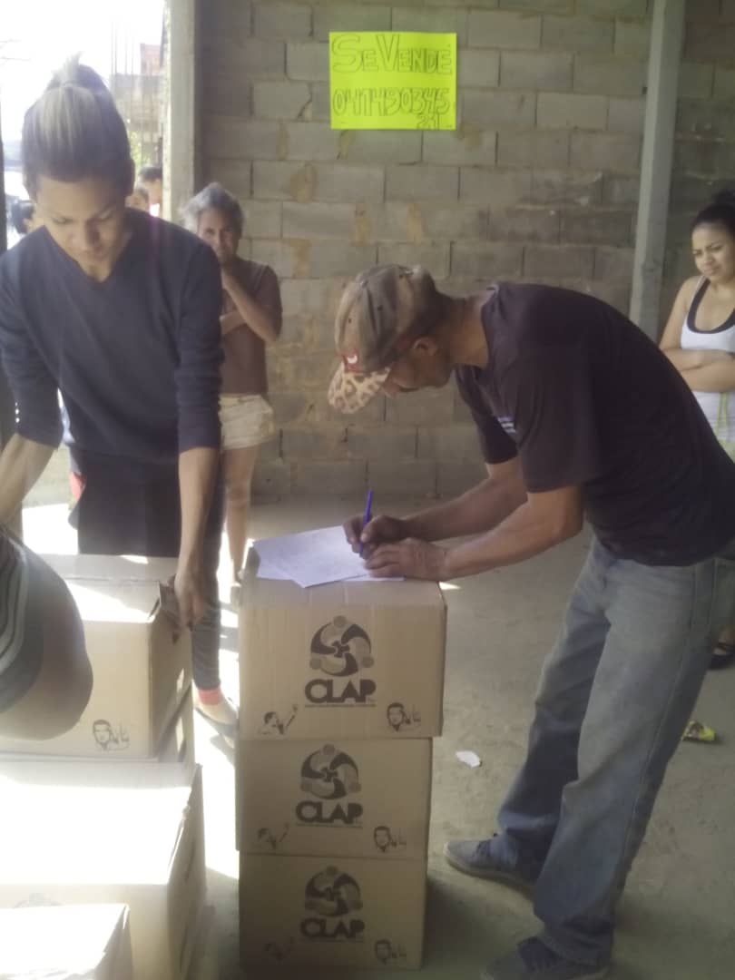 clap_clg23's tweet image. Entrega de cajas #CLAP en nuestra comunidad Colina de Loma Grande en la Yaguara.@NicolasMaduro Llevando al pueblo alimentos de calidad a precios solidarios.@Oficial_C_Clap @FreddyBernal